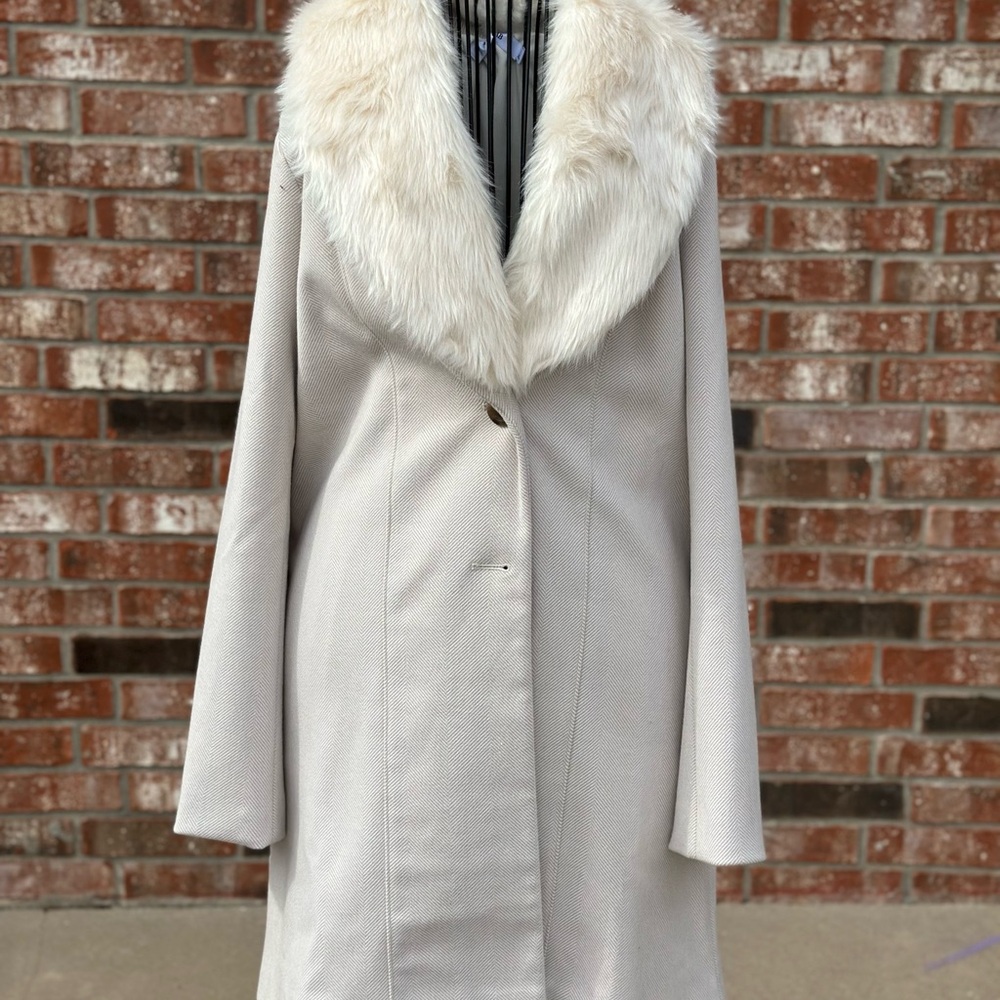 Elegant Cream Coat with Faux Fur Collar